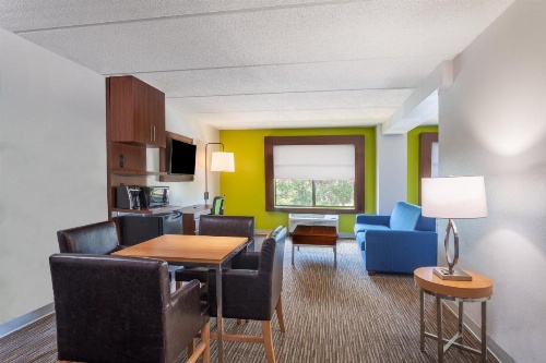 Holiday Inn Express & Suites AUGUSTA WEST - FT GORDON AREA image 7